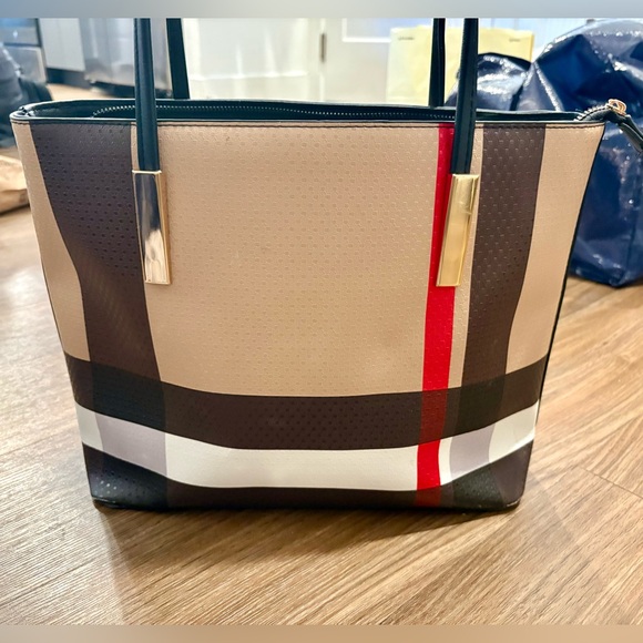 Elegant Checkered Tote Bag with Red Accent - Picture 2 of 3
